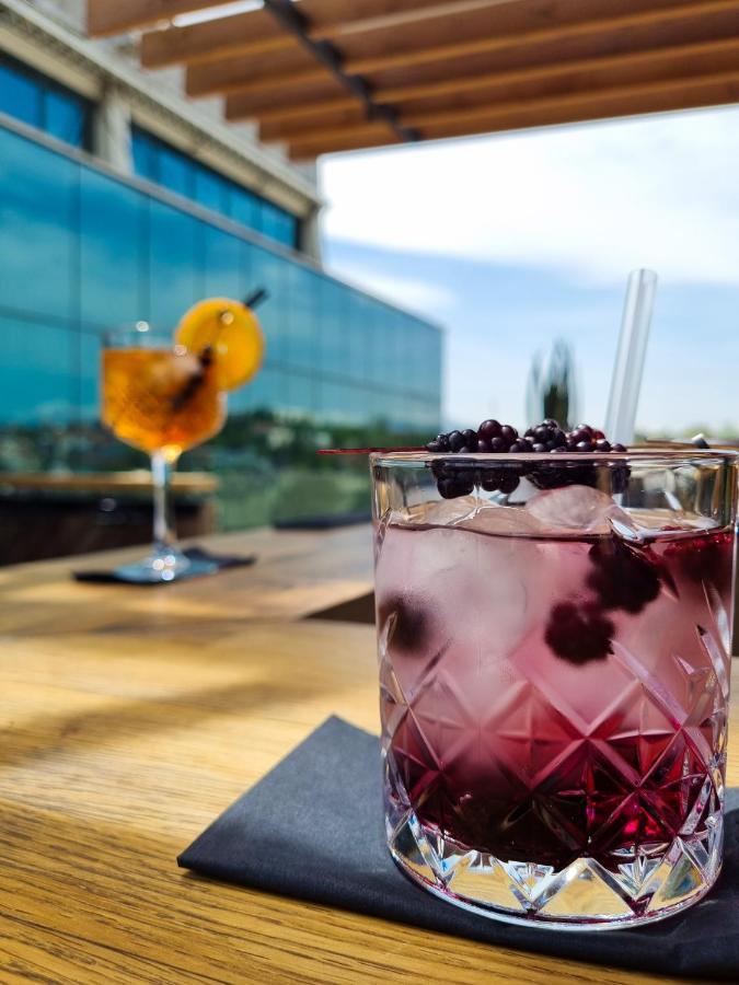 Hotel Arka Skopje Exterior photo A cocktail at the Sky Bar