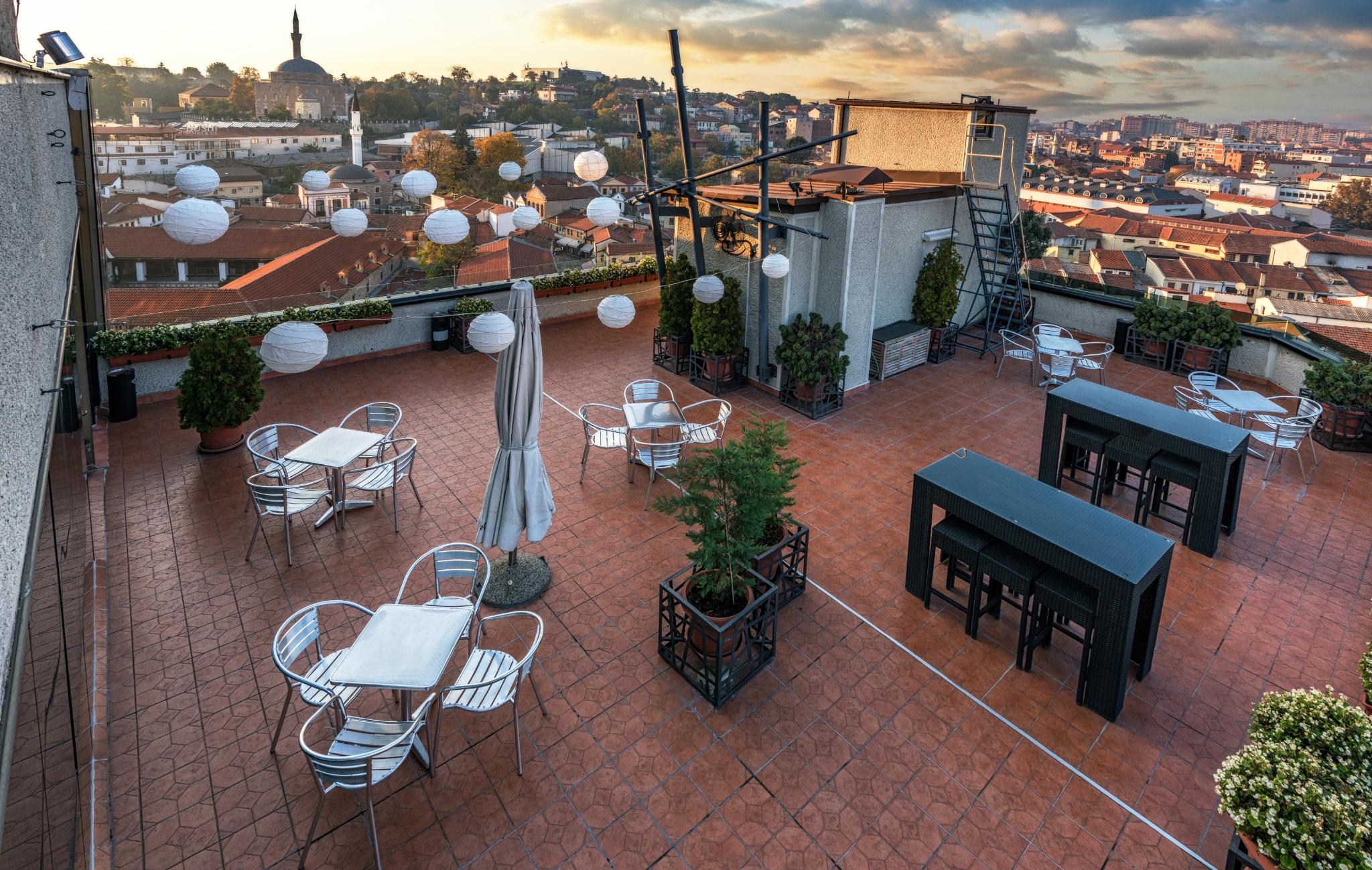 Hotel Arka Skopje Exterior photo Rooftop bar