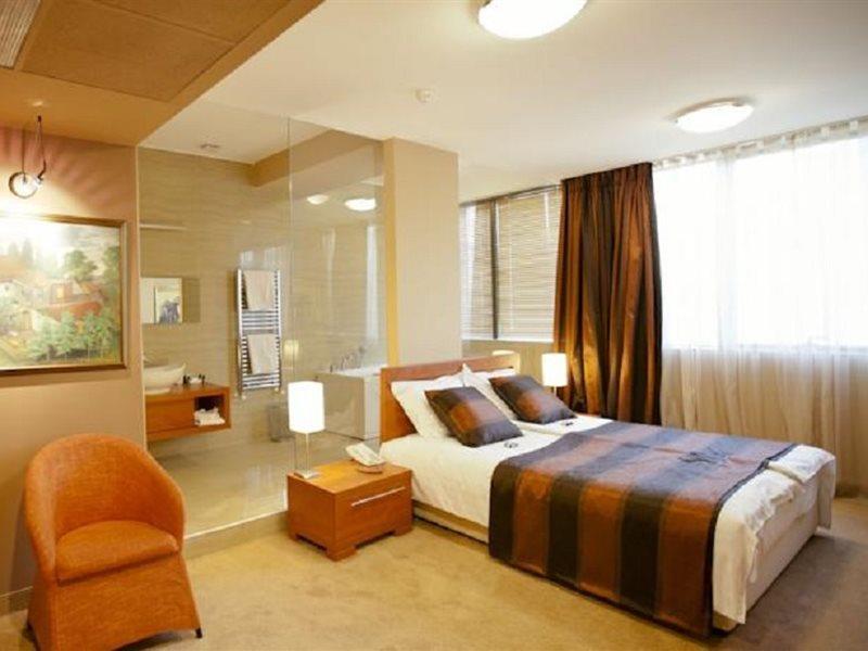 Hotel Arka Skopje Exterior photo A bedroom