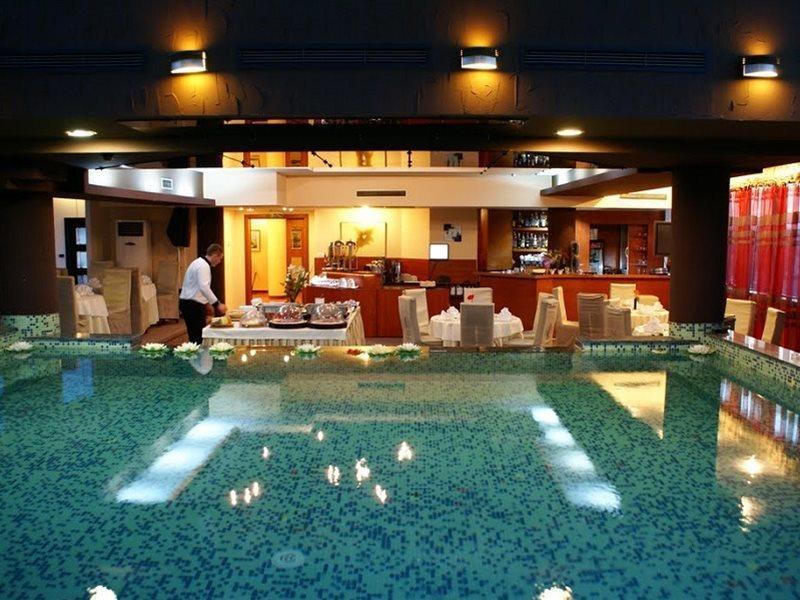 Hotel Arka Skopje Exterior photo The pool at the hotel