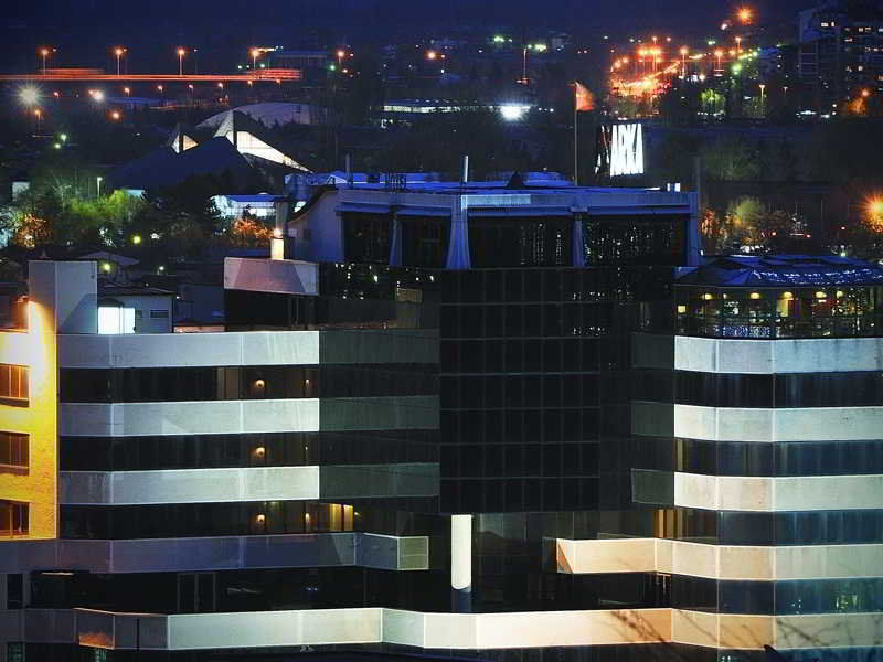 Hotel Arka Skopje Exterior photo The hotel at night
